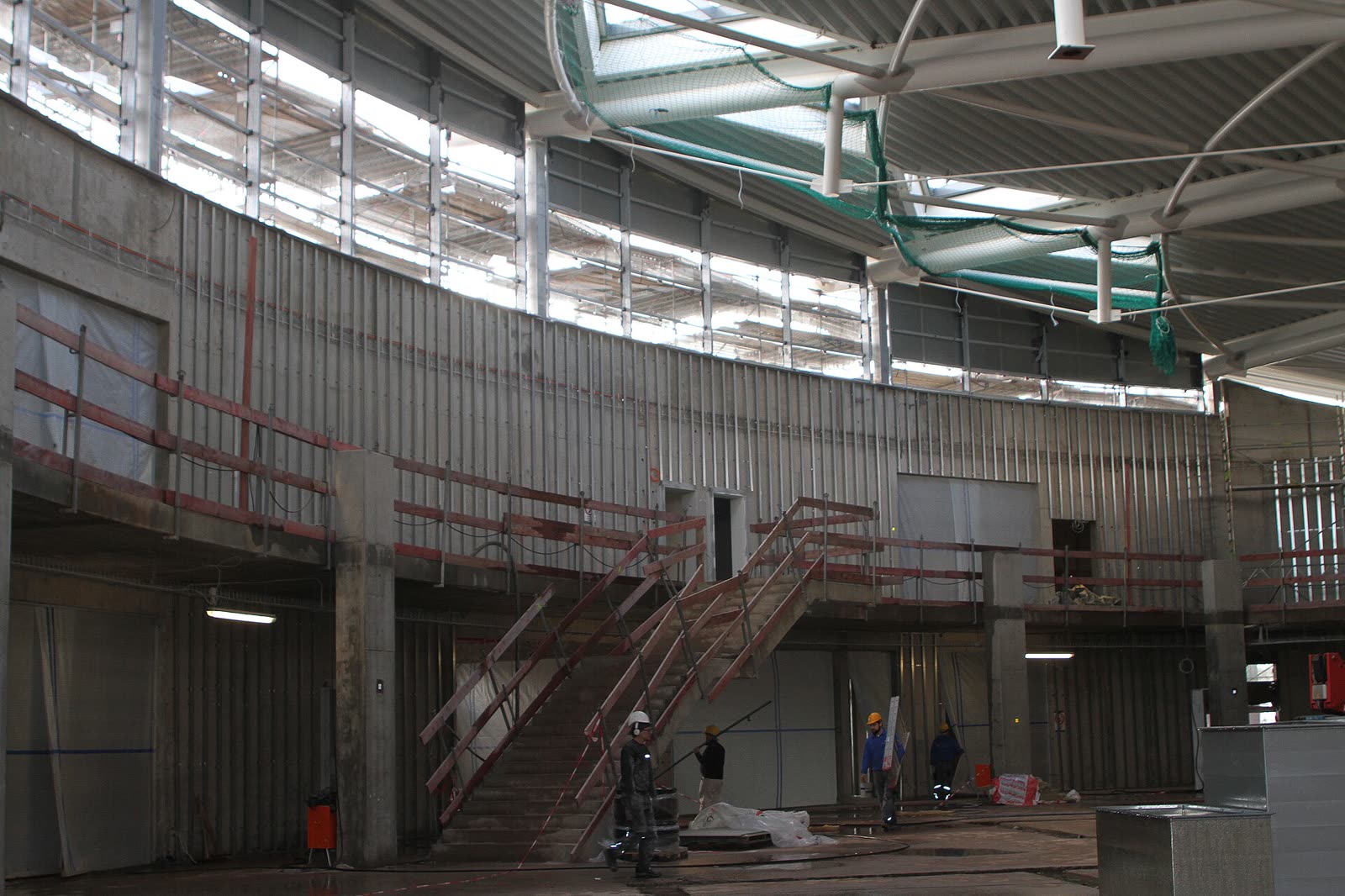 Innenraum eines Rohbaus mit Treppe und Baustellenabsperrung vor der Endreinigung